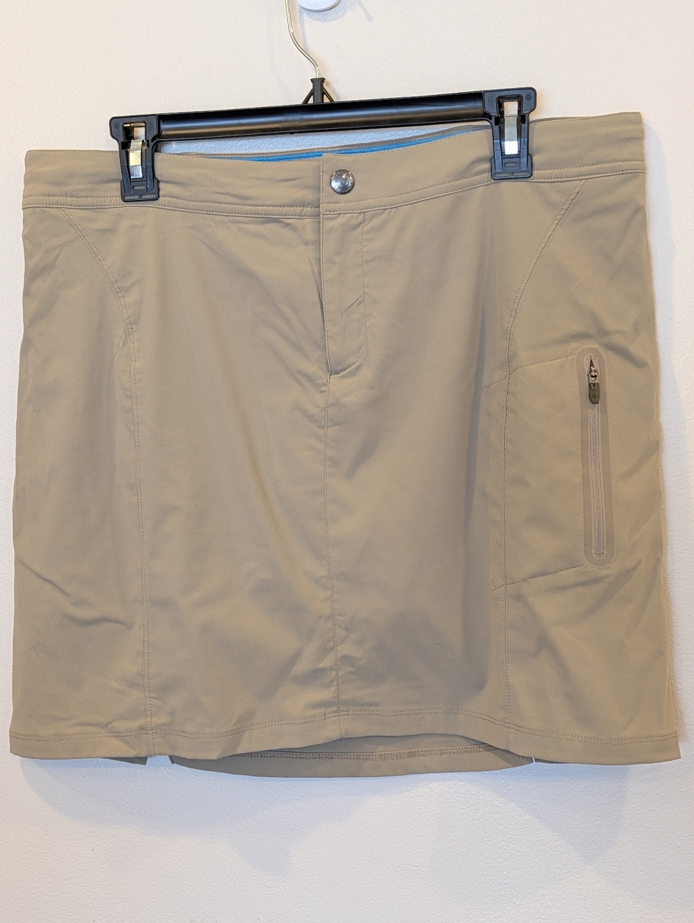 Columbia Women´s Light Brown/ Tan Skort, Size 14/46